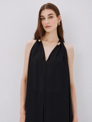 Μαύρο αμάνικο maxi φόρεμα από μουσελίνα σε κλος oversized γραμμή, με διπλό μπροστινό σκίσιμο, ιδιαίτερο μη αποσπώμενο κόσμημα στο λαιμό και εσωτερική αποσπώμενη φόδρα Αccess