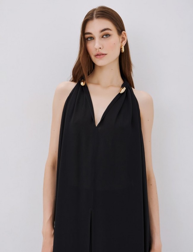 Μαύρο αμάνικο maxi φόρεμα από μουσελίνα σε κλος oversized γραμμή, με διπλό μπροστινό σκίσιμο, ιδιαίτερο μη αποσπώμενο κόσμημα στο λαιμό και εσωτερική αποσπώμενη φόδρα Αccess
