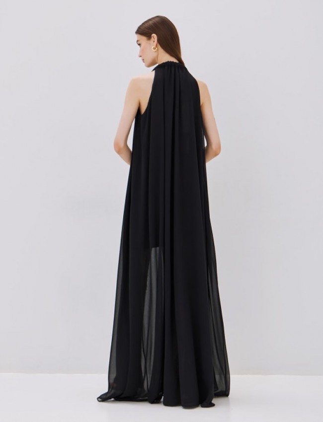 Μαύρο αμάνικο maxi φόρεμα από μουσελίνα σε κλος oversized γραμμή, με διπλό μπροστινό σκίσιμο, ιδιαίτερο μη αποσπώμενο κόσμημα στο λαιμό και εσωτερική αποσπώμενη φόδρα Αccess