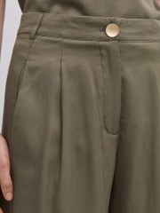 Λαδί ψηλόμεσο παντελόνι, σε shouchy fit γραμμή, με πιέτες μπροστά και πλαϊνές τσέπες, διακοσμητικό κουμπί στο τελείωμα και κλείσιμο με κουμπί και κρυφό φερμουάρ μπροστά Access 