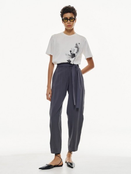 Μπλε-γκρι ψηλόμεσο παντελόνι, σε coupro ύφανση, slouchy fit γραμμή, πλαϊνές τσέπες, διακοσμητικές ραφές και λάστιχο πίσω και κλείσιμο με κουμπί και κρυφό φερμουάρ μπροστά Access