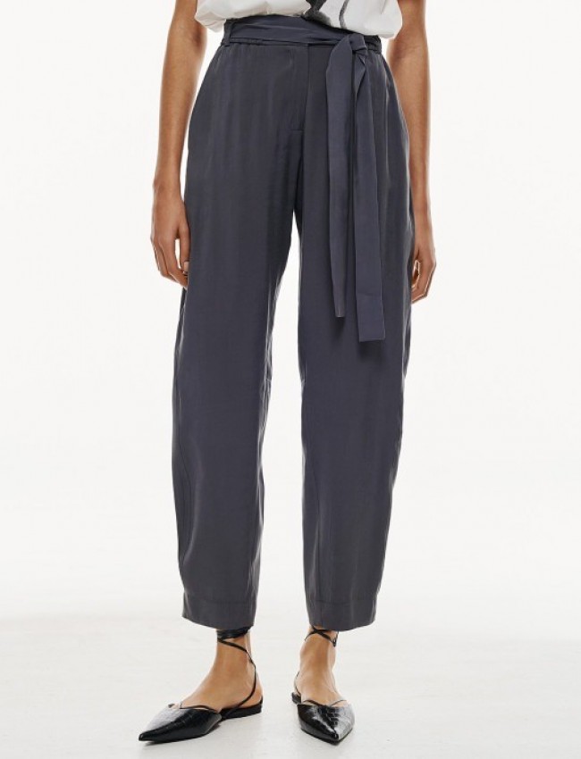 Μπλε-γκρι ψηλόμεσο παντελόνι, σε coupro ύφανση, slouchy fit γραμμή, πλαϊνές τσέπες, διακοσμητικές ραφές και λάστιχο πίσω και κλείσιμο με κουμπί και κρυφό φερμουάρ μπροστά Access