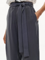 Μπλε-γκρι ψηλόμεσο παντελόνι, σε coupro ύφανση, slouchy fit γραμμή, πλαϊνές τσέπες, διακοσμητικές ραφές και λάστιχο πίσω και κλείσιμο με κουμπί και κρυφό φερμουάρ μπροστά Access