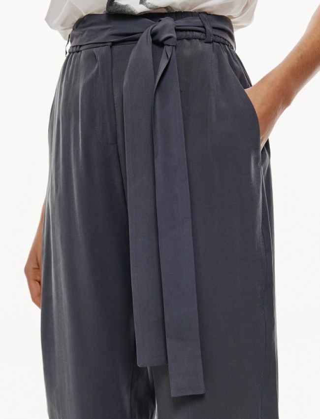 Μπλε-γκρι ψηλόμεσο παντελόνι, σε coupro ύφανση, slouchy fit γραμμή, πλαϊνές τσέπες, διακοσμητικές ραφές και λάστιχο πίσω και κλείσιμο με κουμπί και κρυφό φερμουάρ μπροστά Access