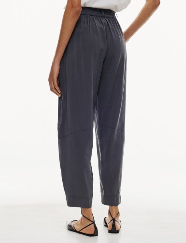 Μπλε-γκρι ψηλόμεσο παντελόνι, σε coupro ύφανση, slouchy fit γραμμή, πλαϊνές τσέπες, διακοσμητικές ραφές και λάστιχο πίσω και κλείσιμο με κουμπί και κρυφό φερμουάρ μπροστά Access