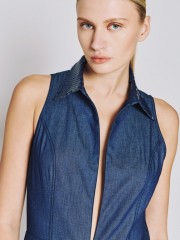 Blue jean tencel αμάνικη ολόσωμη φόρμα, τύπου cargo, με πέτο γιακά, καπακωτές τσέπες πίσω, λεπτομέρειες με κεντημένες μπλε παγιέτες, κλείσιμο με φερμουάρ μπροστά και ρυθμιζόμενο κορδόνι στο τελείωμα στον ποδόγυρο Access   