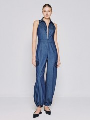 Blue jean tencel αμάνικη ολόσωμη φόρμα, τύπου cargo, με πέτο γιακά, καπακωτές τσέπες πίσω, λεπτομέρειες με κεντημένες μπλε παγιέτες, κλείσιμο με φερμουάρ μπροστά και ρυθμιζόμενο κορδόνι στο τελείωμα στον ποδόγυρο Access   