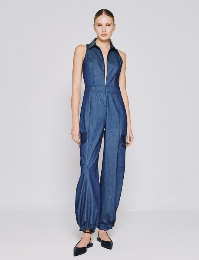 Blue jean tencel αμάνικη ολόσωμη φόρμα, τύπου cargo, με πέτο γιακά, καπακωτές τσέπες πίσω, λεπτομέρειες με κεντημένες μπλε παγιέτες, κλείσιμο με φερμουάρ μπροστά και ρυθμιζόμενο κορδόνι στο τελείωμα στον ποδόγυρο Access   