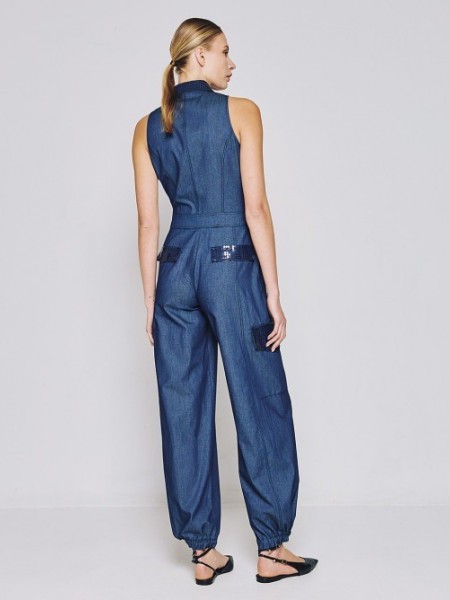 Blue jean tencel αμάνικη ολόσωμη φόρμα, τύπου cargo, με πέτο γιακά, καπακωτές τσέπες πίσω, λεπτομέρειες με κεντημένες μπλε παγιέτες, κλείσιμο με φερμουάρ μπροστά και ρυθμιζόμενο κορδόνι στο τελείωμα στον ποδόγυρο Access   