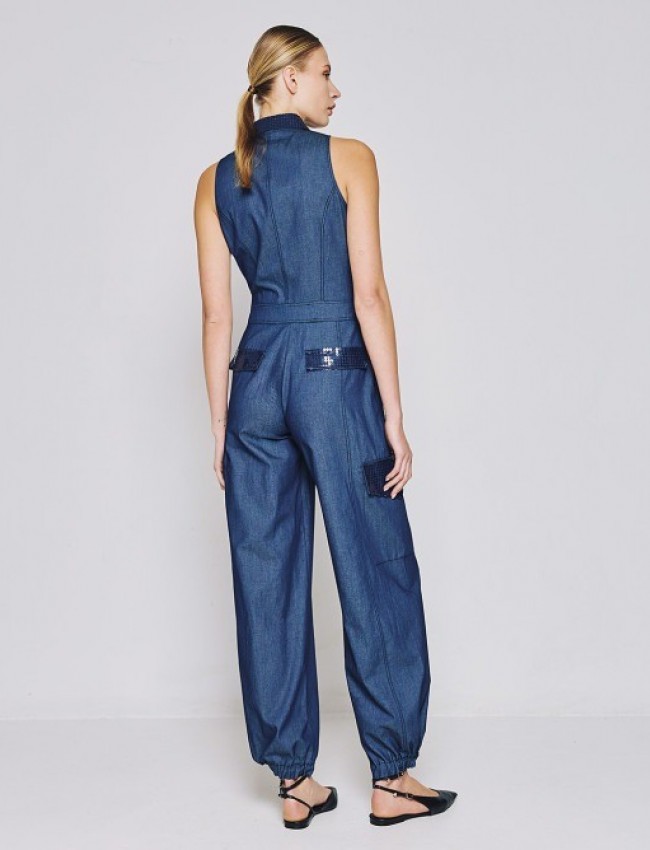 Blue jean tencel αμάνικη ολόσωμη φόρμα, τύπου cargo, με πέτο γιακά, καπακωτές τσέπες πίσω, λεπτομέρειες με κεντημένες μπλε παγιέτες, κλείσιμο με φερμουάρ μπροστά και ρυθμιζόμενο κορδόνι στο τελείωμα στον ποδόγυρο Access   