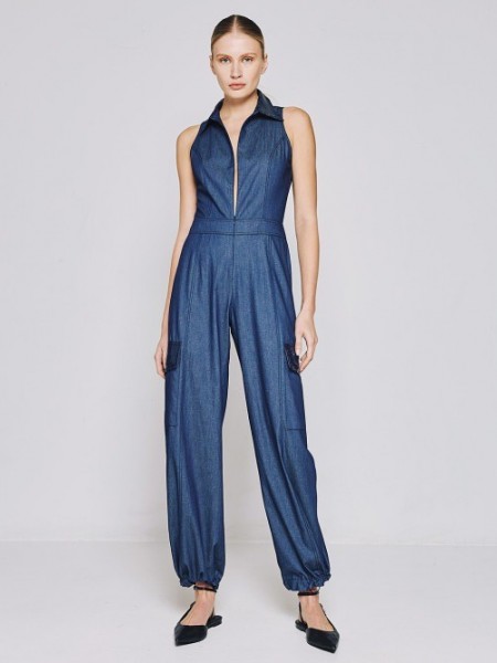 Blue jean tencel αμάνικη ολόσωμη φόρμα, τύπου cargo, με πέτο γιακά, καπακωτές τσέπες πίσω, λεπτομέρειες με κεντημένες μπλε παγιέτες, κλείσιμο με φερμουάρ μπροστά και ρυθμιζόμενο κορδόνι στο τελείωμα στον ποδόγυρο Access   