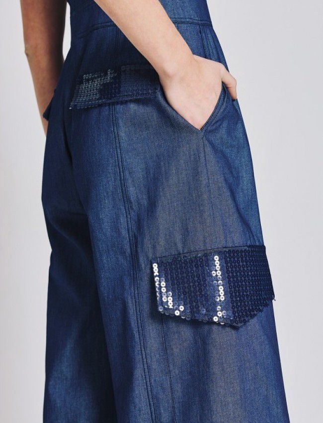 Blue jean tencel αμάνικη ολόσωμη φόρμα, τύπου cargo, με πέτο γιακά, καπακωτές τσέπες πίσω, λεπτομέρειες με κεντημένες μπλε παγιέτες, κλείσιμο με φερμουάρ μπροστά και ρυθμιζόμενο κορδόνι στο τελείωμα στον ποδόγυρο Access   