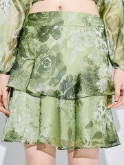 Floral printed  χακί κοντή φούστα, σε ελαφρώς  κλος γραμμή, με δυο επίπεδα,, ζωνάκι στη μέση και κλείσιμο με φερμουάρ πίσω Access 
