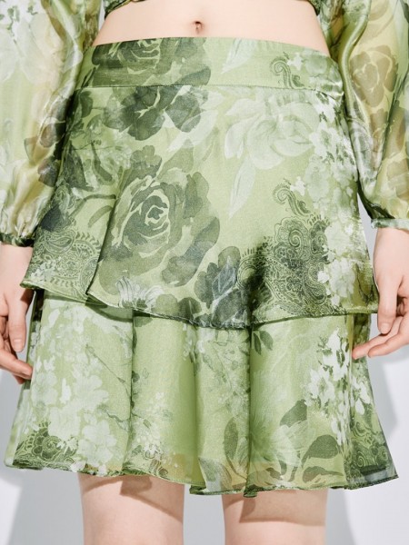 Floral printed  χακί κοντή φούστα, σε ελαφρώς  κλος γραμμή, με δυο επίπεδα,, ζωνάκι στη μέση και κλείσιμο με φερμουάρ πίσω Access 