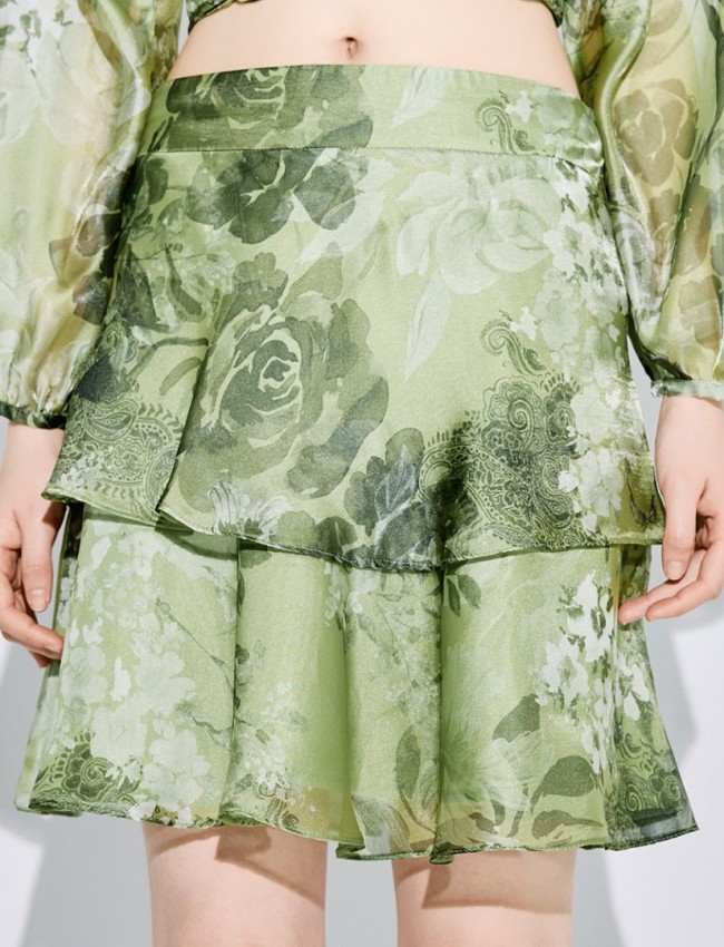 Floral printed  χακί κοντή φούστα, σε ελαφρώς  κλος γραμμή, με δυο επίπεδα,, ζωνάκι στη μέση και κλείσιμο με φερμουάρ πίσω Access 