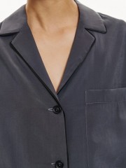Γκρι κοντομάνικο cropped πουκάμισο, σε τετράγωνη γραμμή, με πέτο γιακά, τετράγωνη μεγάλη τσέπη μπροστά και μαύρο ρέλι στα τελειώματα Access 