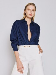 Μπλε βαμβακερό oversized πουκάμισο, με πέτο γιακά, τετράγωνες τσέπες μπροστά, πλαϊνά ανοίγματα και ασύμμετρο στρογγυλεμένο τελείωμα Access