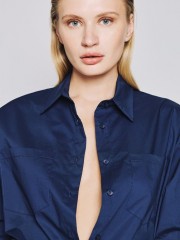 Μπλε βαμβακερό oversized πουκάμισο, με πέτο γιακά, τετράγωνες τσέπες μπροστά, πλαϊνά ανοίγματα και ασύμμετρο στρογγυλεμένο τελείωμα Access