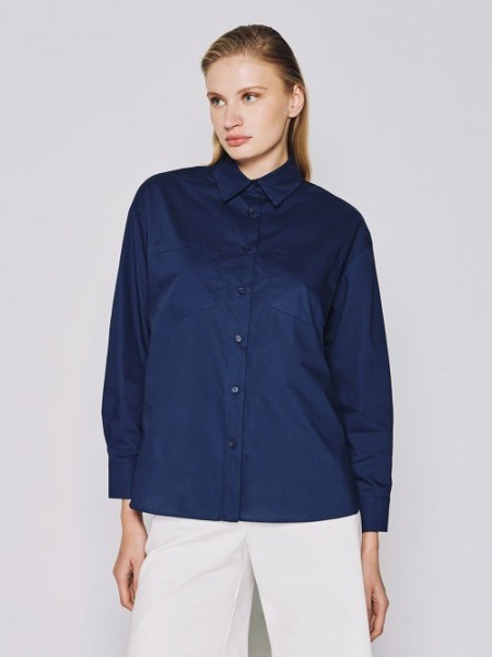Μπλε βαμβακερό oversized πουκάμισο, με πέτο γιακά, τετράγωνες τσέπες μπροστά, πλαϊνά ανοίγματα και ασύμμετρο στρογγυλεμένο τελείωμα Access