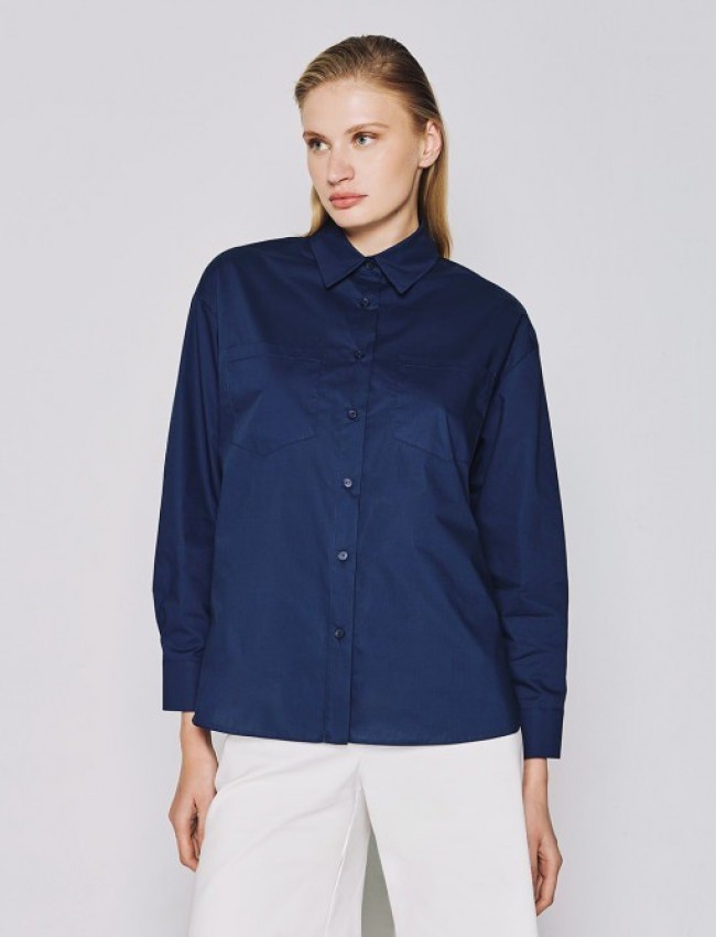 Μπλε βαμβακερό oversized πουκάμισο, με πέτο γιακά, τετράγωνες τσέπες μπροστά, πλαϊνά ανοίγματα και ασύμμετρο στρογγυλεμένο τελείωμα Access