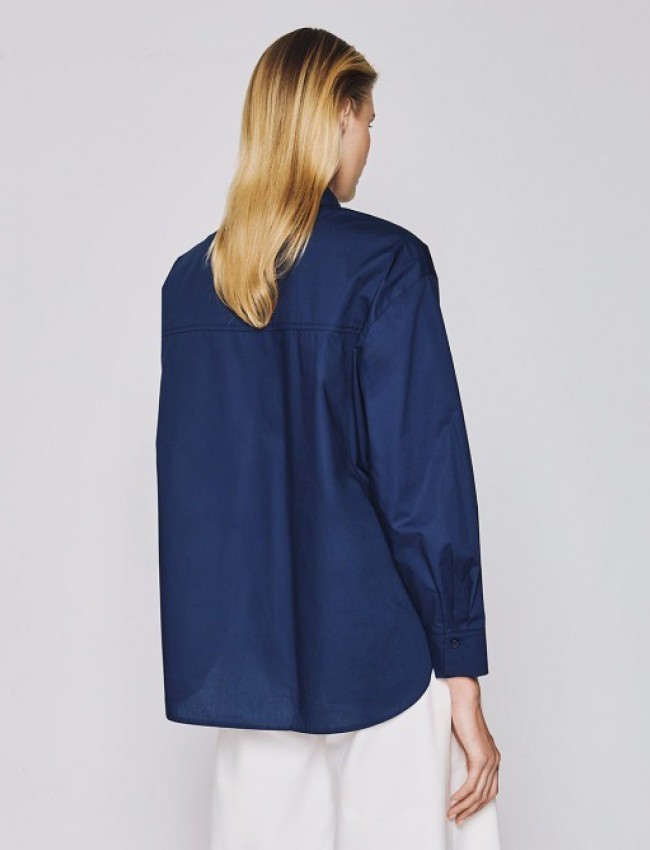 Μπλε βαμβακερό oversized πουκάμισο, με πέτο γιακά, τετράγωνες τσέπες μπροστά, πλαϊνά ανοίγματα και ασύμμετρο στρογγυλεμένο τελείωμα Access