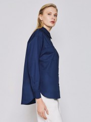 Μπλε βαμβακερό oversized πουκάμισο, με πέτο γιακά, τετράγωνες τσέπες μπροστά, πλαϊνά ανοίγματα και ασύμμετρο στρογγυλεμένο τελείωμα Access