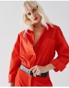 Κόκκινο βαμβακερό oversized πουκάμισο, με πέτο γιακά, τετράγωνες τσέπες μπροστά, πλαϊνά ανοίγματα και ασύμμετρο στρογγυλεμένο τελείωμα Access