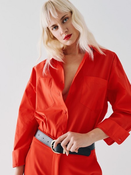 Κόκκινο βαμβακερό oversized πουκάμισο, με πέτο γιακά, τετράγωνες τσέπες μπροστά, πλαϊνά ανοίγματα και ασύμμετρο στρογγυλεμένο τελείωμα Access