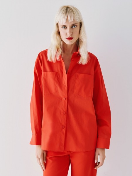 Κόκκινο βαμβακερό oversized πουκάμισο, με πέτο γιακά, τετράγωνες τσέπες μπροστά, πλαϊνά ανοίγματα και ασύμμετρο στρογγυλεμένο τελείωμα Access