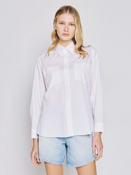Λευκό βαμβακερό oversized πουκάμισο, με πέτο γιακά, τετράγωνες τσέπες μπροστά, πλαϊνά ανοίγματα και ασύμμετρο στρογγυλεμένο τελείωμα Access