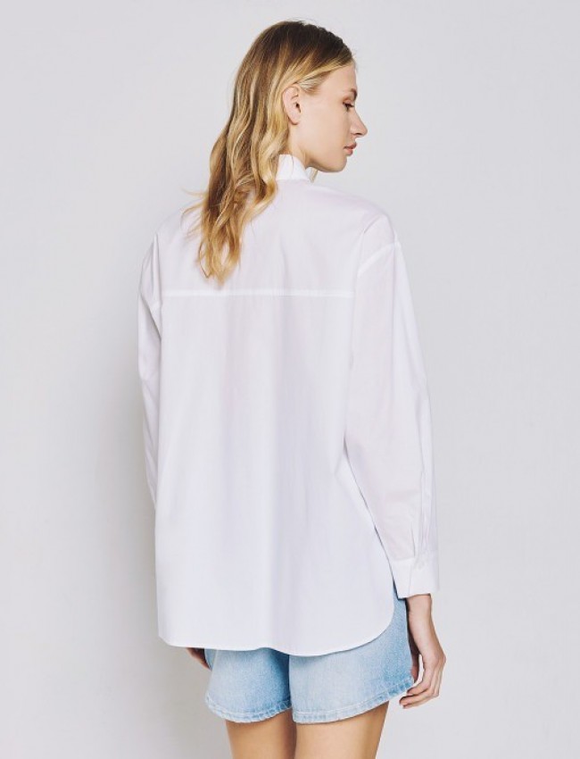 Λευκό βαμβακερό oversized πουκάμισο, με πέτο γιακά, τετράγωνες τσέπες μπροστά, πλαϊνά ανοίγματα και ασύμμετρο στρογγυλεμένο τελείωμα Access
