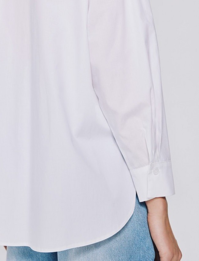 Λευκό βαμβακερό oversized πουκάμισο, με πέτο γιακά, τετράγωνες τσέπες μπροστά, πλαϊνά ανοίγματα και ασύμμετρο στρογγυλεμένο τελείωμα Access