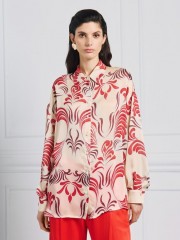 Εμπριμέ κόκκινο oversized πουκάμισο, με πέτο γιακά, ρεγκλάν μανικοκόλληση, ασυμμετρία στο τελείωμα και μικρά πλαϊνά ανοίγματα Access