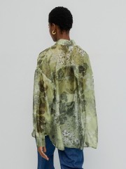 Fioral printed χακί oversized ημιδιάφανο πουκάμισο, με ρεγκλάν μανικοκόλληση, πέτο γιακά, κουφόπιετα στην πλάτη και κλείσιμο με κουμπιά μπροστά Access