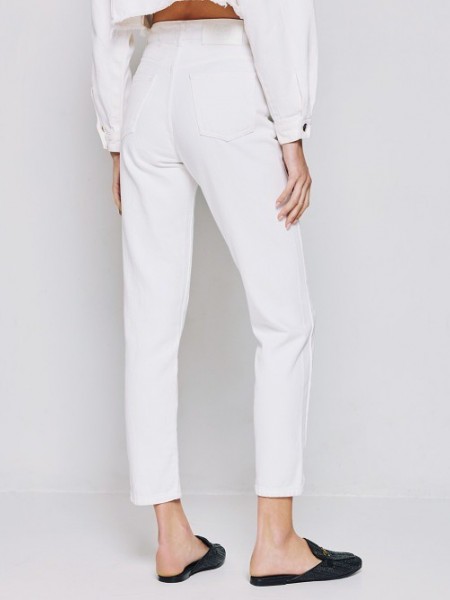 Λευκό jean ψηλόμεσο παντελόνι, σε slouchy fit γραμμή, με τετράγωνες τσέπες πίσω και κλείσιμο με κουμπί και κρυφό φερμουάρ μπροστά Access 