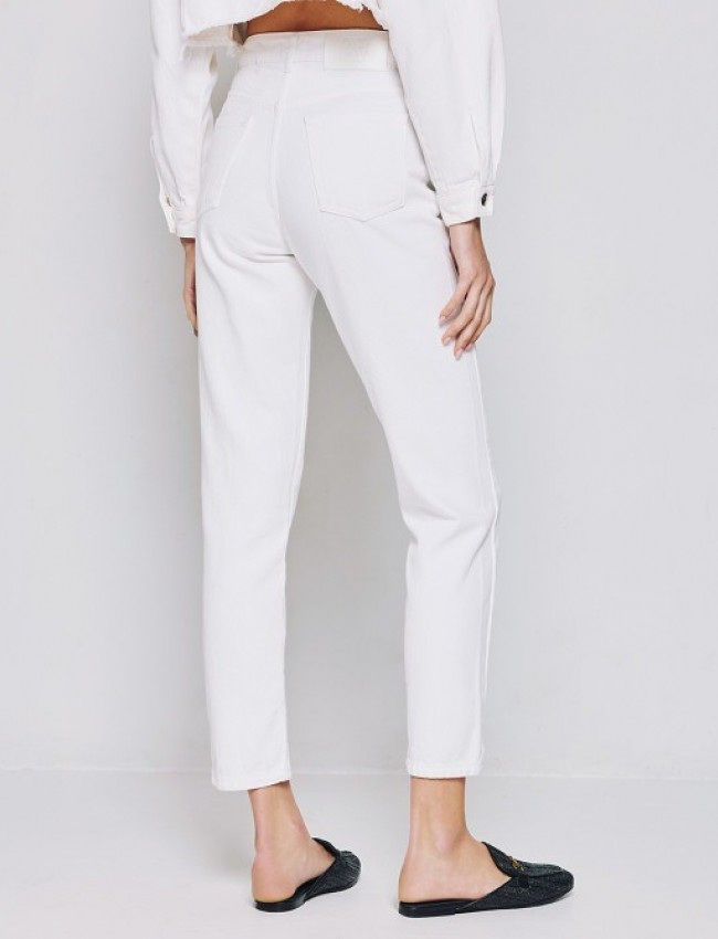Λευκό jean ψηλόμεσο παντελόνι, σε slouchy fit γραμμή, με τετράγωνες τσέπες πίσω και κλείσιμο με κουμπί και κρυφό φερμουάρ μπροστά Access 