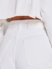 Λευκό jean ψηλόμεσο παντελόνι, σε slouchy fit γραμμή, με τετράγωνες τσέπες πίσω και κλείσιμο με κουμπί και κρυφό φερμουάρ μπροστά Access 