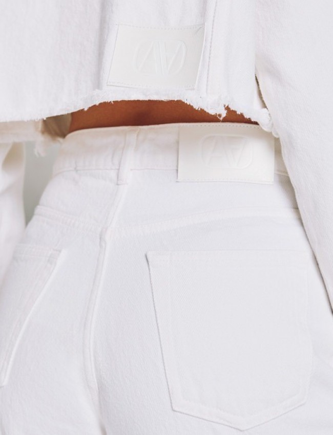 Λευκό jean ψηλόμεσο παντελόνι, σε slouchy fit γραμμή, με τετράγωνες τσέπες πίσω και κλείσιμο με κουμπί και κρυφό φερμουάρ μπροστά Access 