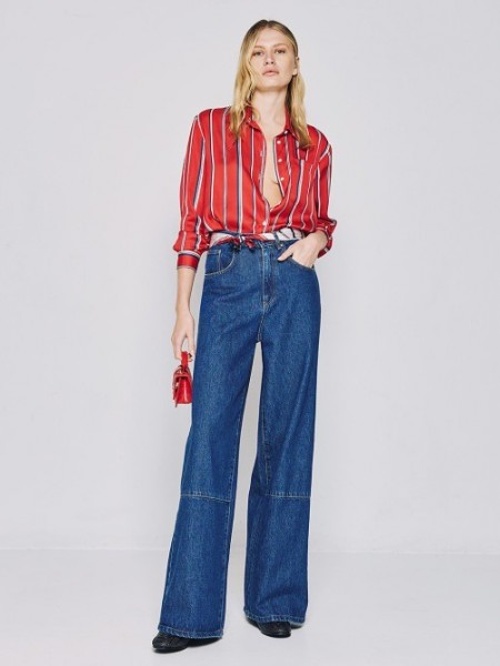 Blue jean ψηλόμεση παντελόνα, σε φαρδιά γραμμή, με διακοσμητικές ραφές στο τελείωμα, τετράγωνες τσέπες πίσω και κλείσιμο με κουμπί και κρυφό φερμουάρ μπροστά Access 