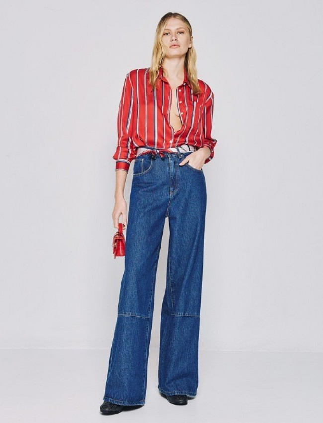 Blue jean ψηλόμεση παντελόνα, σε φαρδιά γραμμή, με διακοσμητικές ραφές στο τελείωμα, τετράγωνες τσέπες πίσω και κλείσιμο με κουμπί και κρυφό φερμουάρ μπροστά Access 