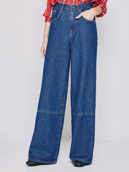 Blue jean ψηλόμεση παντελόνα, σε φαρδιά γραμμή, με διακοσμητικές ραφές στο τελείωμα, τετράγωνες τσέπες πίσω και κλείσιμο με κουμπί και κρυφό φερμουάρ μπροστά Access 