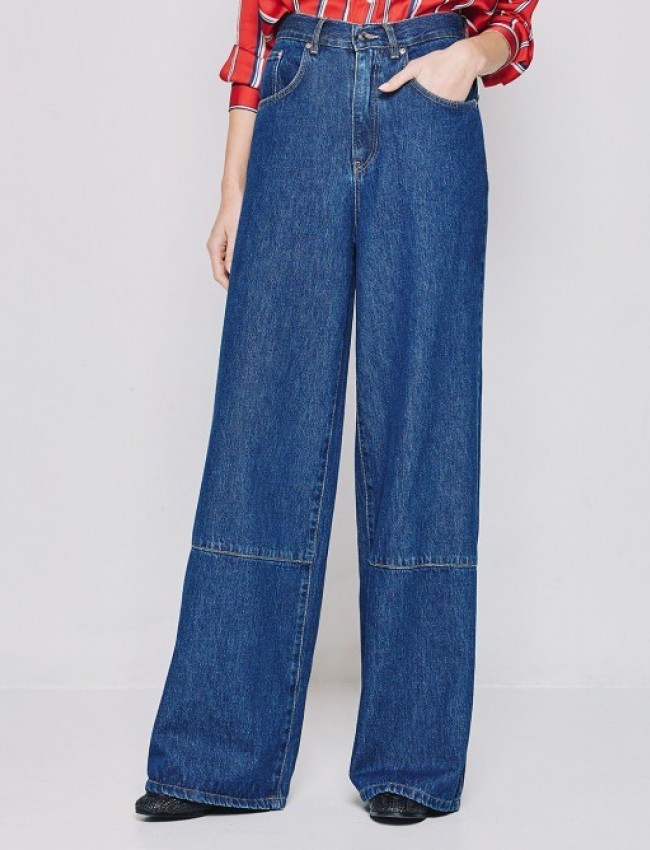 Blue jean ψηλόμεση παντελόνα, σε φαρδιά γραμμή, με διακοσμητικές ραφές στο τελείωμα, τετράγωνες τσέπες πίσω και κλείσιμο με κουμπί και κρυφό φερμουάρ μπροστά Access 