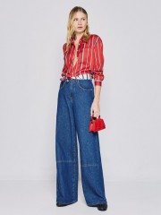Blue jean ψηλόμεση παντελόνα, σε φαρδιά γραμμή, με διακοσμητικές ραφές στο τελείωμα, τετράγωνες τσέπες πίσω και κλείσιμο με κουμπί και κρυφό φερμουάρ μπροστά Access 