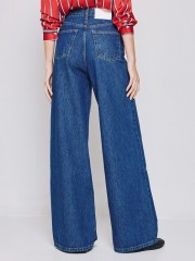 Blue jean ψηλόμεση παντελόνα, σε φαρδιά γραμμή, με διακοσμητικές ραφές στο τελείωμα, τετράγωνες τσέπες πίσω και κλείσιμο με κουμπί και κρυφό φερμουάρ μπροστά Access 