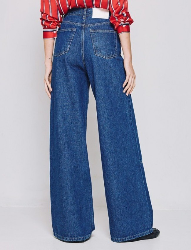 Blue jean ψηλόμεση παντελόνα, σε φαρδιά γραμμή, με διακοσμητικές ραφές στο τελείωμα, τετράγωνες τσέπες πίσω και κλείσιμο με κουμπί και κρυφό φερμουάρ μπροστά Access 