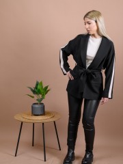 Μαύρο κρεπ loose-fit σακάκι με εκρού φάσα στα μανίκια, ρεγκλάν μανικοκόλληση, στρογγυλεμένο πέτο γιακά, μπροστινές τσέπες με καπάκι και αποσπώμενη ζώνη Access