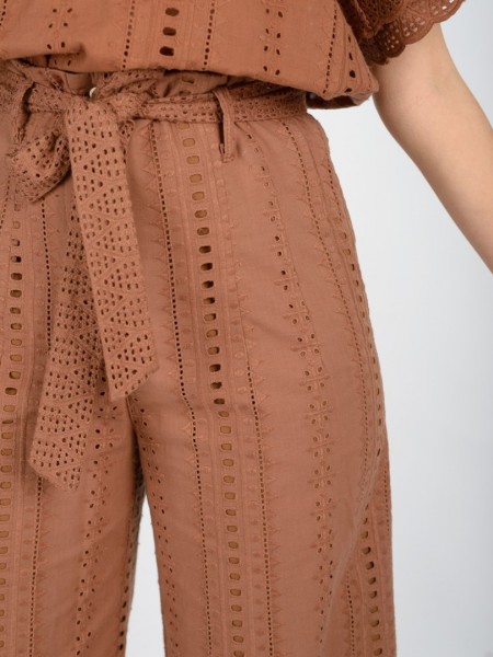 Ταμπά ψηλόμεση cropped παντελόνα broderie, κλείσιμο φερμουάρ με ξύλινα κουμπιά. πλαϊνές τσέπες και αποσπώμενη υφασμάτινη ζώνη Access