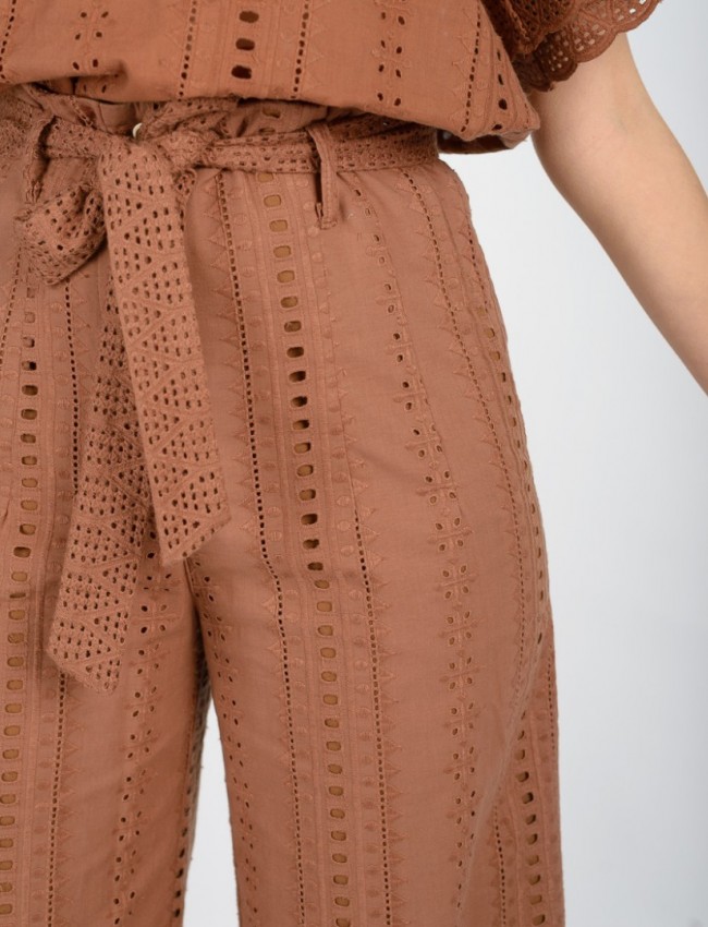 Ταμπά ψηλόμεση cropped παντελόνα broderie, κλείσιμο φερμουάρ με ξύλινα κουμπιά. πλαϊνές τσέπες και αποσπώμενη υφασμάτινη ζώνη Access