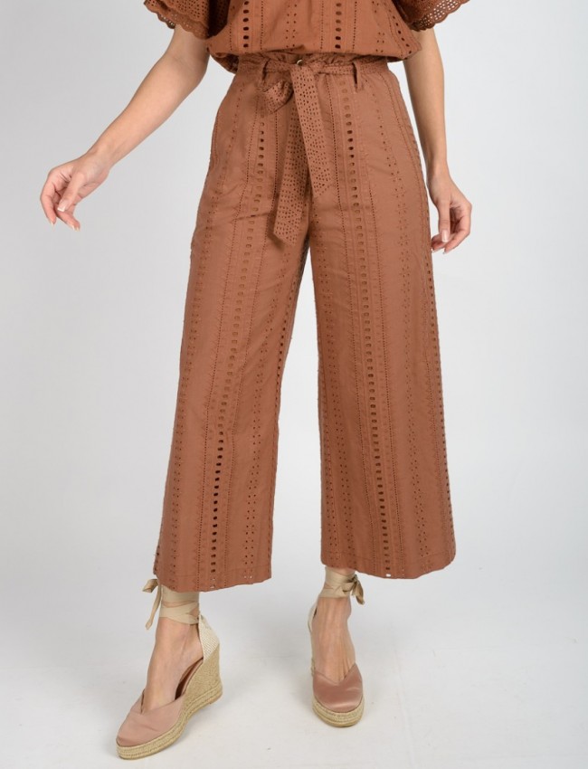 Ταμπά ψηλόμεση cropped παντελόνα broderie, κλείσιμο φερμουάρ με ξύλινα κουμπιά. πλαϊνές τσέπες και αποσπώμενη υφασμάτινη ζώνη Access