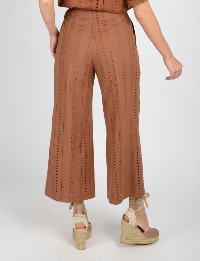 Ταμπά ψηλόμεση cropped παντελόνα broderie, κλείσιμο φερμουάρ με ξύλινα κουμπιά. πλαϊνές τσέπες και αποσπώμενη υφασμάτινη ζώνη Access